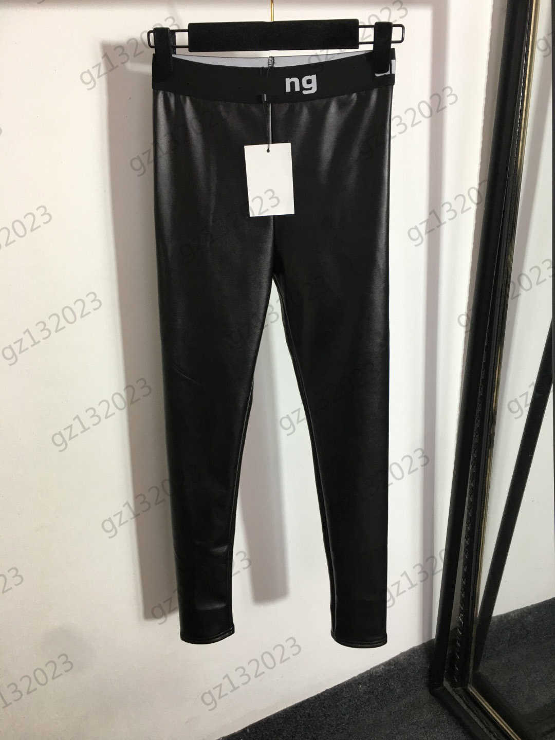 Women Pants Contrasting Color Letter Embroidery Webbing Elastic Waist Capris Leggings Pu Material Plus Velvet Warm Pants Autumn Winter Womens Clothing
Women Pants Contrasting Color Letter Embroidery Webbing Elastic Waist Capris Leggings Pu Material Plus Velvet Warm Pants Autumn Winter Womens Clothing