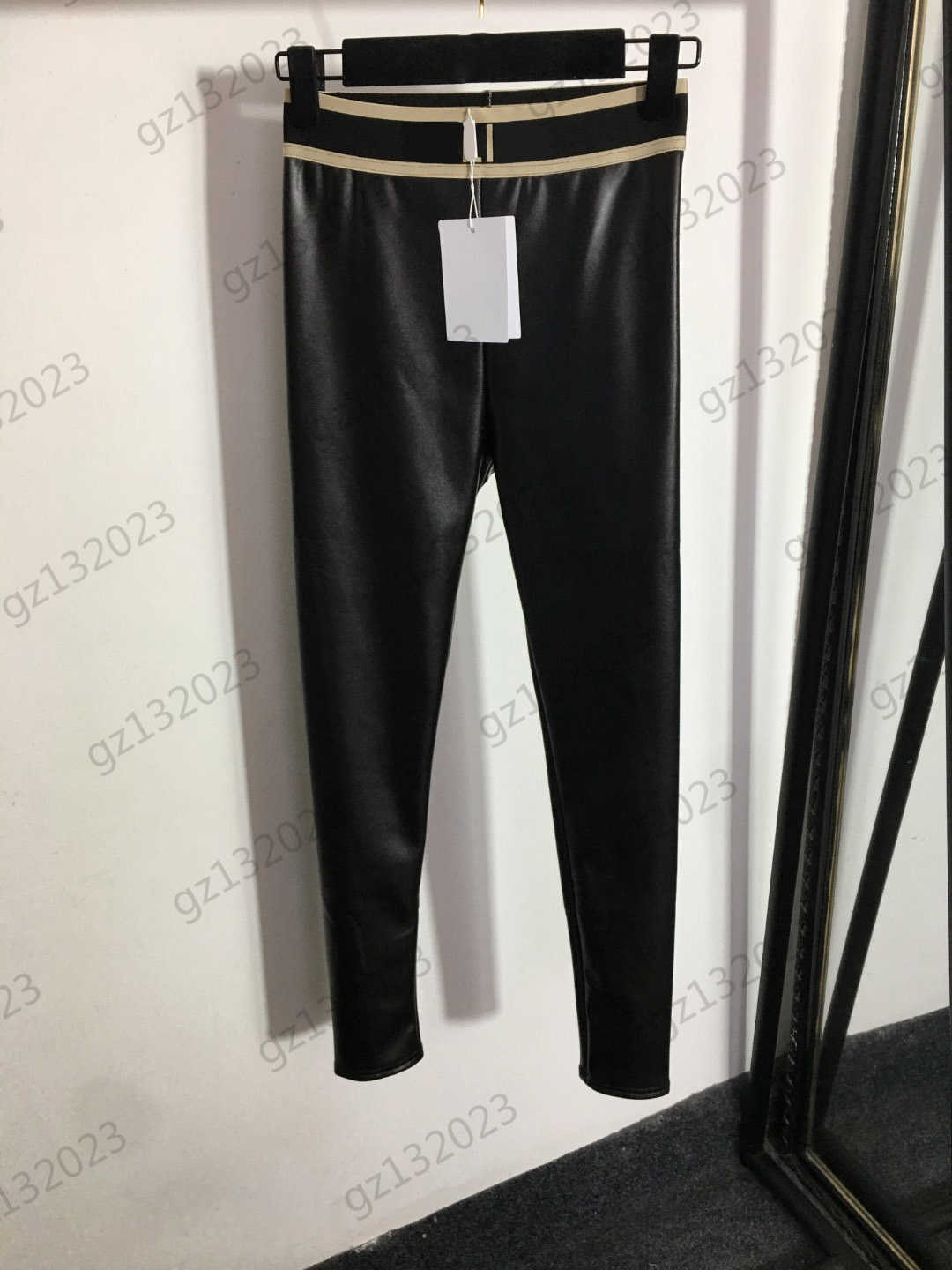 Women Pants Stripes Decorate Letter Webbing Elastic Waist Capris Leggings Pu Leather Fabric Add Fleece And Thicken Warm Pants Slimming Joker Womens Apparel
Women Pants Stripes Decorate Letter Webbing Elastic Waist Capris Leggings Pu Leather Fabric Add Fleece And Thicken Warm Pants Slimming Joker Womens Apparel