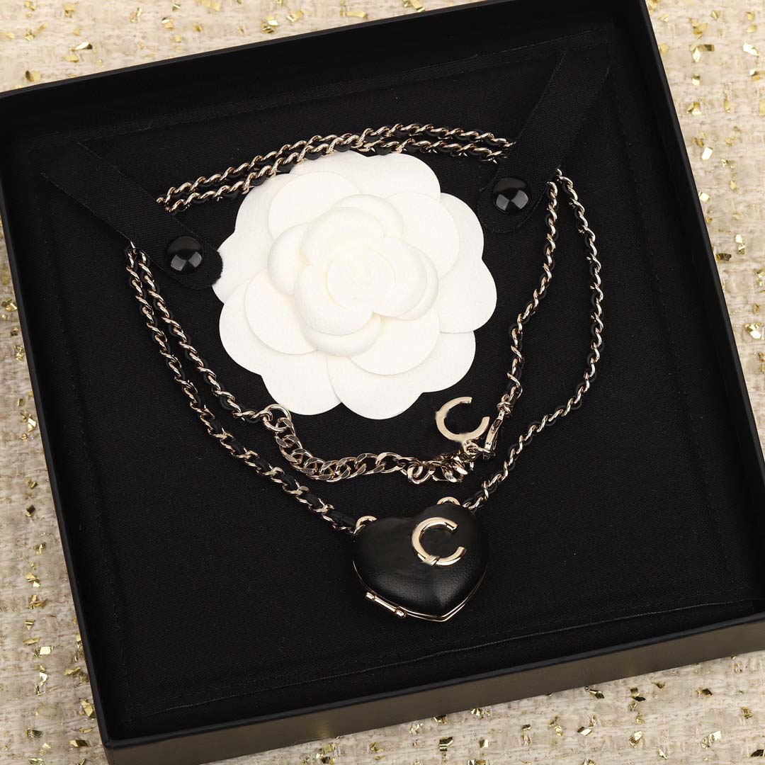 2023 Luxury quality Charm sweater pendant necklace heart shape with black geuine leather long chain have box stamp PS7460A
2023 Luxury quality Charm sweater pendant necklace heart shape with black geuine leather long chain have box stamp PS7460A
