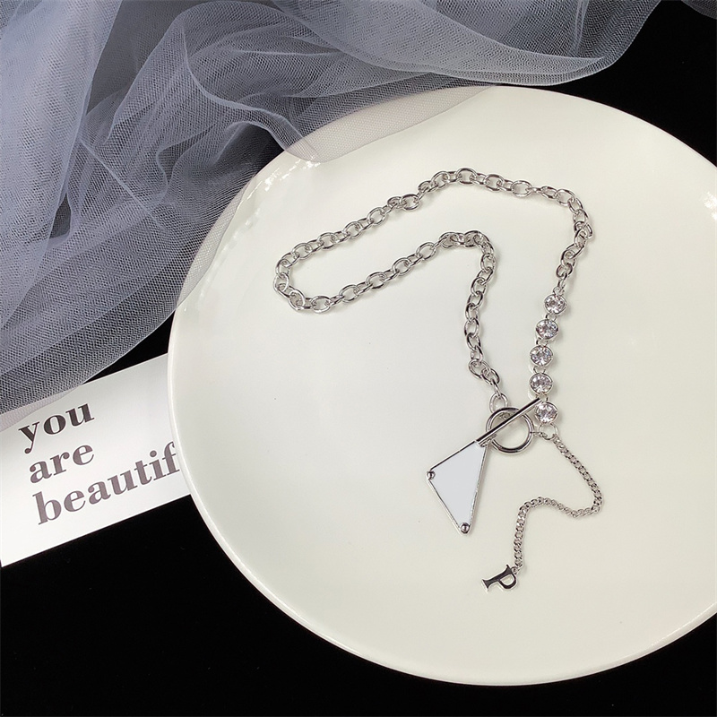 Womens Designer Necklaces Fashion Luxurys Brands Casual Necklace Classic Letters Golden Silver Sparkling Diamond Jewelry Four Styles
Womens Designer Necklaces Fashion Luxurys Brands Casual Necklace Classic Letters Golden Silver Sparkling Diamond Jewelry Four Styles