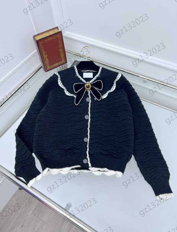 Womens Sweaters Bow Brooch Decorative Detachable Lapel Knitted Cardigan Wavy Striped Button Open Long Sleeves Knitwear Luxury Designer Women Clothes 2 Colors 1970
Womens Sweaters Bow Brooch Decorative Detachable Lapel Knitted Cardigan Wavy Striped Button Open Long Sleeves Knitwear Luxury Designer Women Clothes 2 Colors 1970