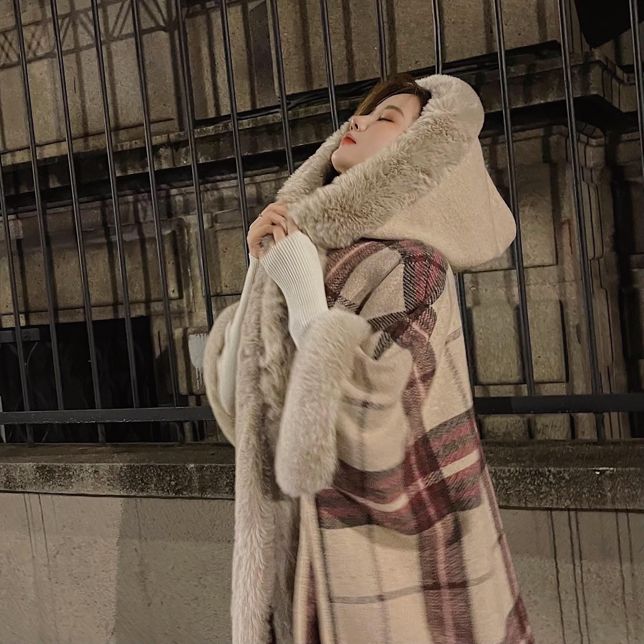 Womens faux fur hooded collar loose palazzo plaid pattern tassel fringe bottom long knitted cape coat