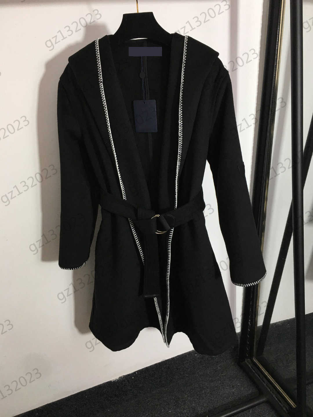 Womens Wool Blends Coat Bright Line Wrapping Medium Length Style Hooded Wool Coats Belt Collecting Waist Design Long Sleeves Slim Outerwear Women Apparel
Womens Wool Blends Coat Bright Line Wrapping Medium Length Style Hooded Wool Coats Belt Collecting Waist Design Long Sleeves Slim Outerwear Women Apparel