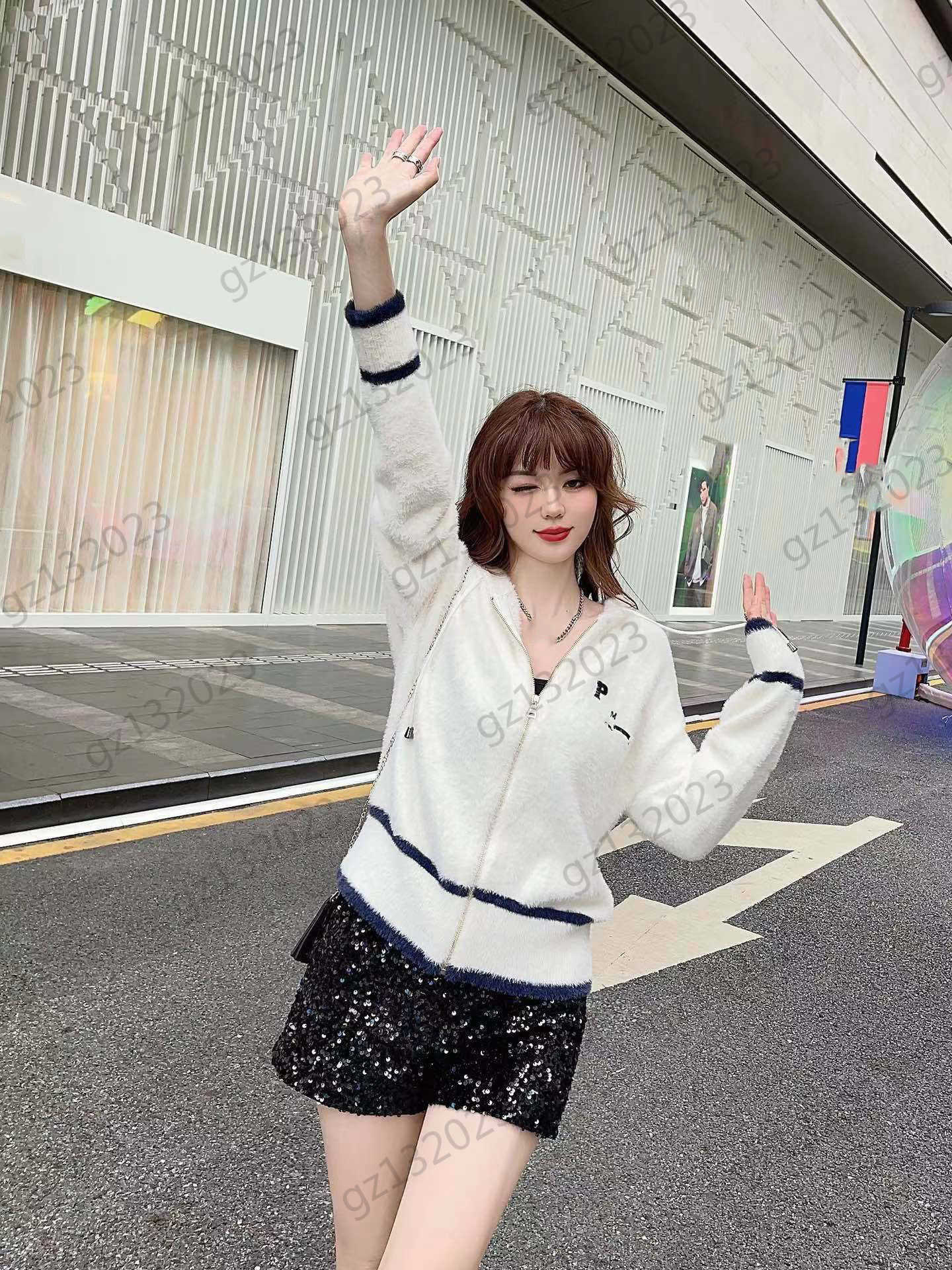 Womens Sweaters Soft Ermine Fabric Chest Letter Embroidery Knitted Cardigan Zipper Flap Short Hooded Joker Knitwear Designer Brand Women Clothing
Womens Sweaters Soft Ermine Fabric Chest Letter Embroidery Knitted Cardigan Zipper Flap Short Hooded Joker Knitwear Designer Brand Women Clothing