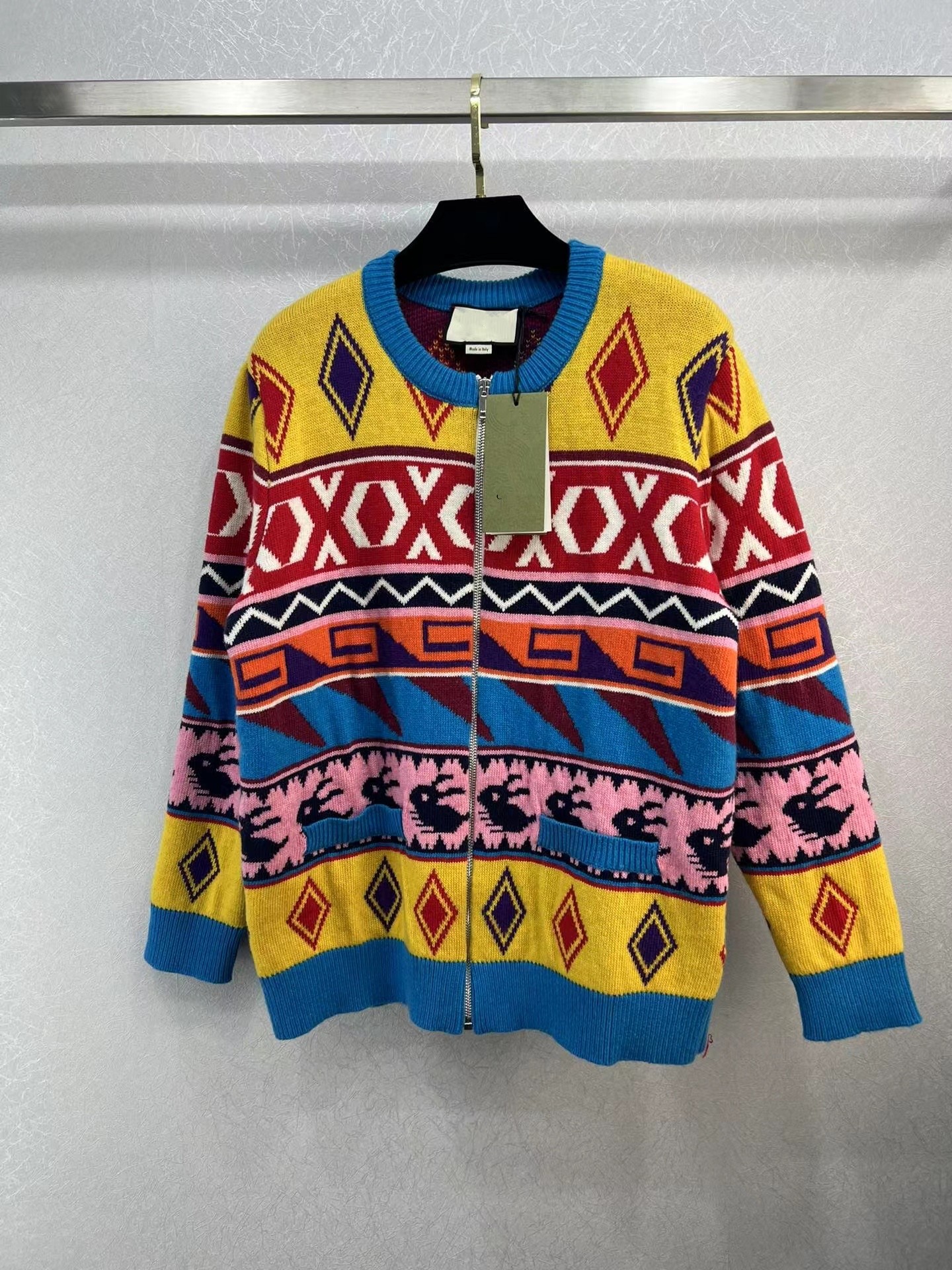 2023 New Spring Milan Runway Sweaters O Neck Long Sleeve High End Jacquard Cardigan Women' Designer Tops 1222-10, Picture color
2023 New Spring Milan Runway Sweaters O Neck Long Sleeve High End Jacquard Cardigan Women' Designer Tops 1222-10, Picture color