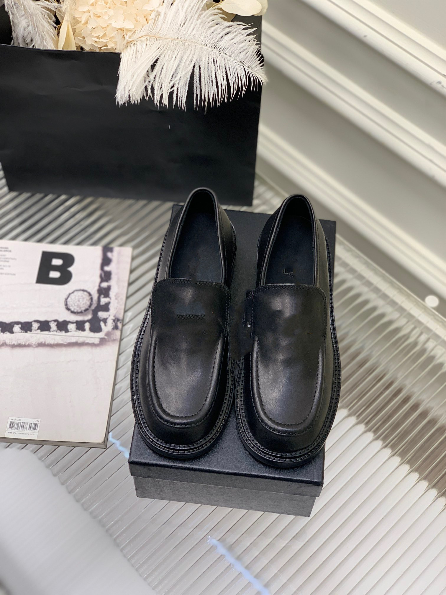 2023 designer Loafers sandals real leather Spring new fashion loafer luxury casual shoes Heel height 5.5cm cover heel with box 35-41, Black
2023 designer Loafers sandals real leather Spring new fashion loafer luxury casual shoes Heel height 5.5cm cover heel with box 35-41, Black