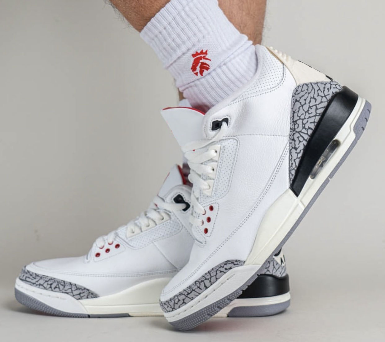 Shoes Outdoor 3 White Cement Reimagined 3S Summit Fire Red Black Grey Men Sports Sneakers Original DN3707-100
Shoes Outdoor 3 White Cement Reimagined 3S Summit Fire Red Black Grey Men Sports Sneakers Original DN3707-100