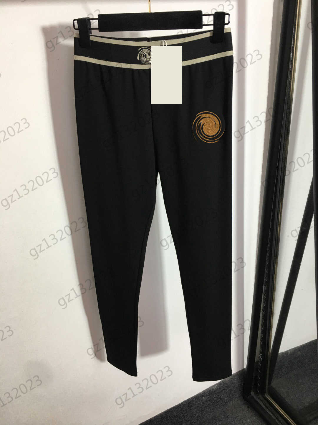 Women Pants Brand Classic Logo Embroidery Webbing High Waist Slimming Leggings Elastic Breathable Fabric Tight Pants Luxury Designer Casual Womens Apparel
Women Pants Brand Classic Logo Embroidery Webbing High Waist Slimming Leggings Elastic Breathable Fabric Tight Pants Luxury Designer Casual Womens Apparel