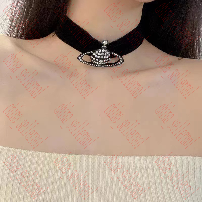 Choker Necklace with a small number of high class black velvet novel rhinestone Korean style
Choker Necklace with a small number of high class black velvet novel rhinestone Korean style