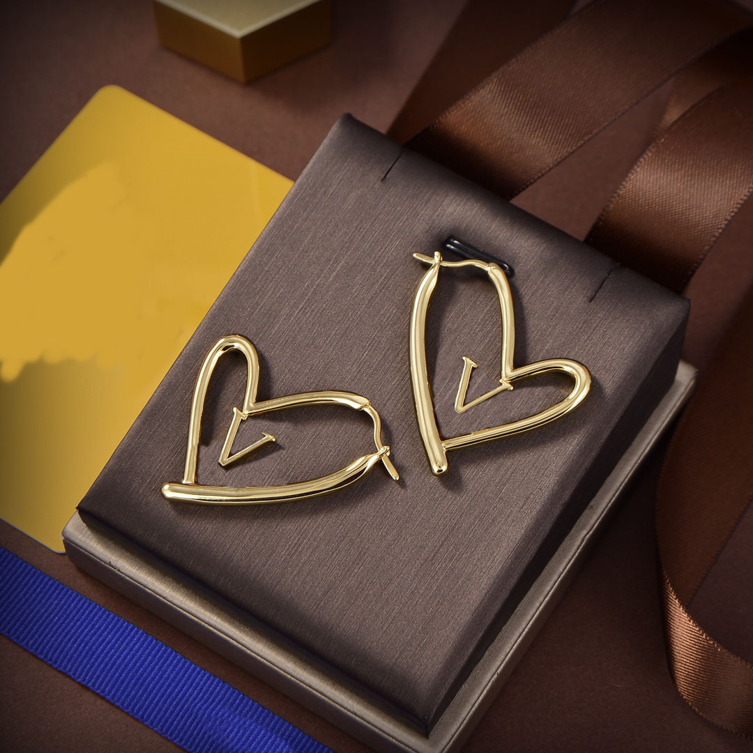 Women's fashion heart-shaped gold hoop earrings texture and three-dimensional modern hollow design aretes women's party wedding couple gift engagement jewelry bride 
Women's fashion heart-shaped gold hoop earrings texture and three-dimensional modern hollow design aretes women's party wedding couple gift engagement jewelry bride