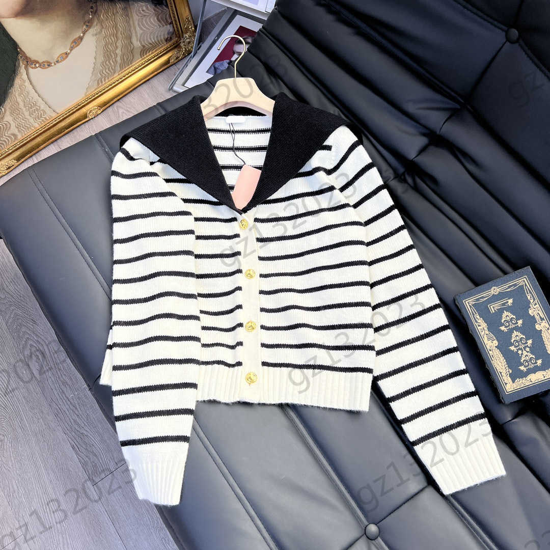 Womens Sweaters Back Letter Embroidery Spliced Shawl Strip Decoration Knitted Cardigan Custom Button Open Long Sleeve Joker Knitwear Women Clothes 2 Colors
Womens Sweaters Back Letter Embroidery Spliced Shawl Strip Decoration Knitted Cardigan Custom Button Open Long Sleeve Joker Knitwear Women Clothes 2 Colors