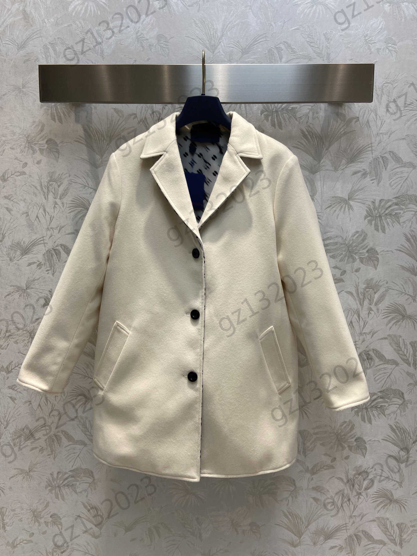 Women Jackets Lapel Silhouette Tweed Suit Jackets Three Button Jacquard Lining Warm Coat Autumn Winter Commute Style Womens Apparel
Women Jackets Lapel Silhouette Tweed Suit Jackets Three Button Jacquard Lining Warm Coat Autumn Winter Commute Style Womens Apparel