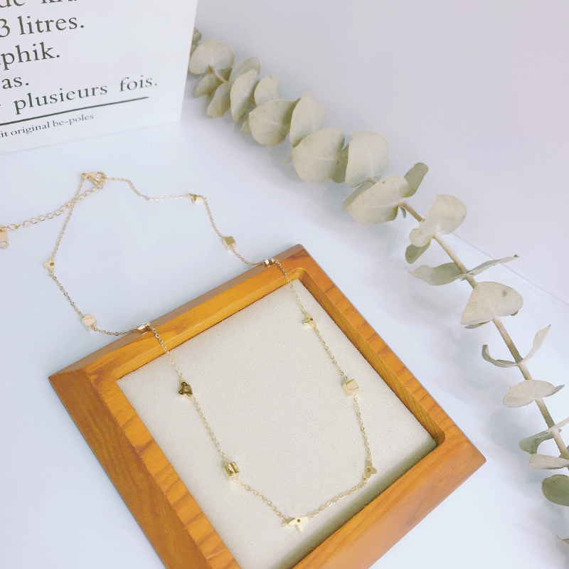 New Style Europe America Fashion Women Design Necklaces 18K Gold Plated Stainless Steel Necklaces Choker Chain Letter Pendant Wedding Jewelry X319
New Style Europe America Fashion Women Design Necklaces 18K Gold Plated Stainless Steel Necklaces Choker Chain Letter Pendant Wedding Jewelry X319
