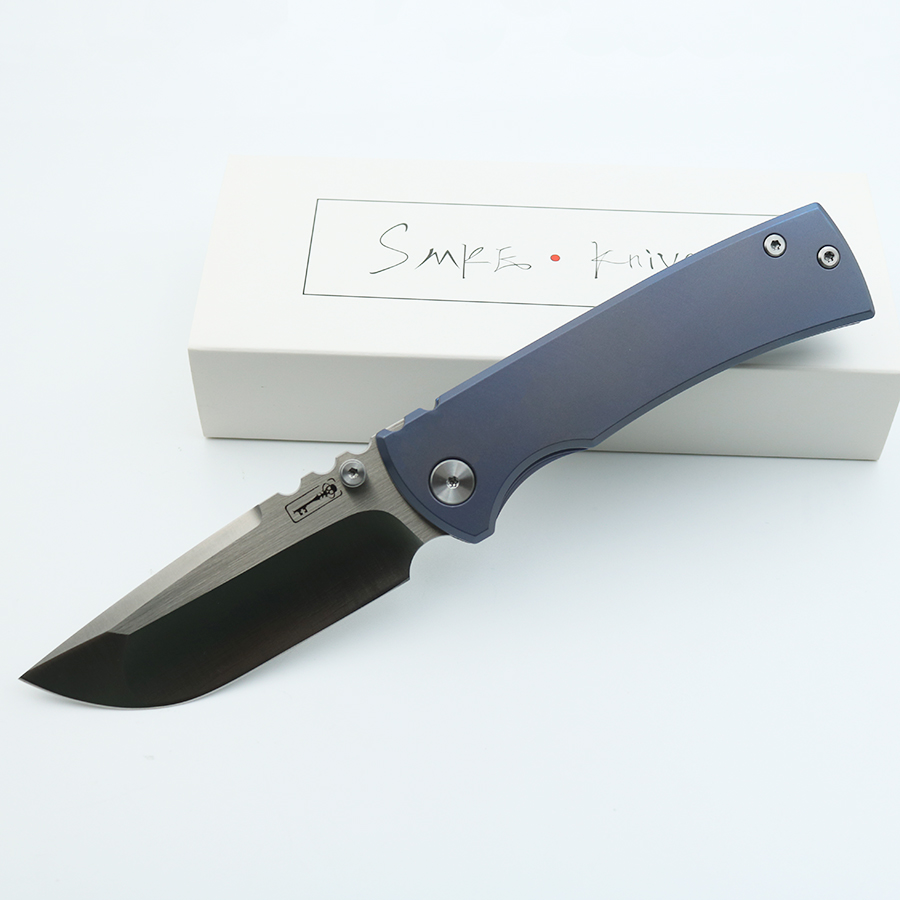 Smke Knives Redencion 229 Pocket Folding Knife Satin 12C27N Blade Blue Anodized Titanium Handle Survival Tactical Knife Outdoor Tools
Smke Knives Redencion 229 Pocket Folding Knife Satin 12C27N Blade Blue Anodized Titanium Handle Survival Tactical Knife Outdoor Tools