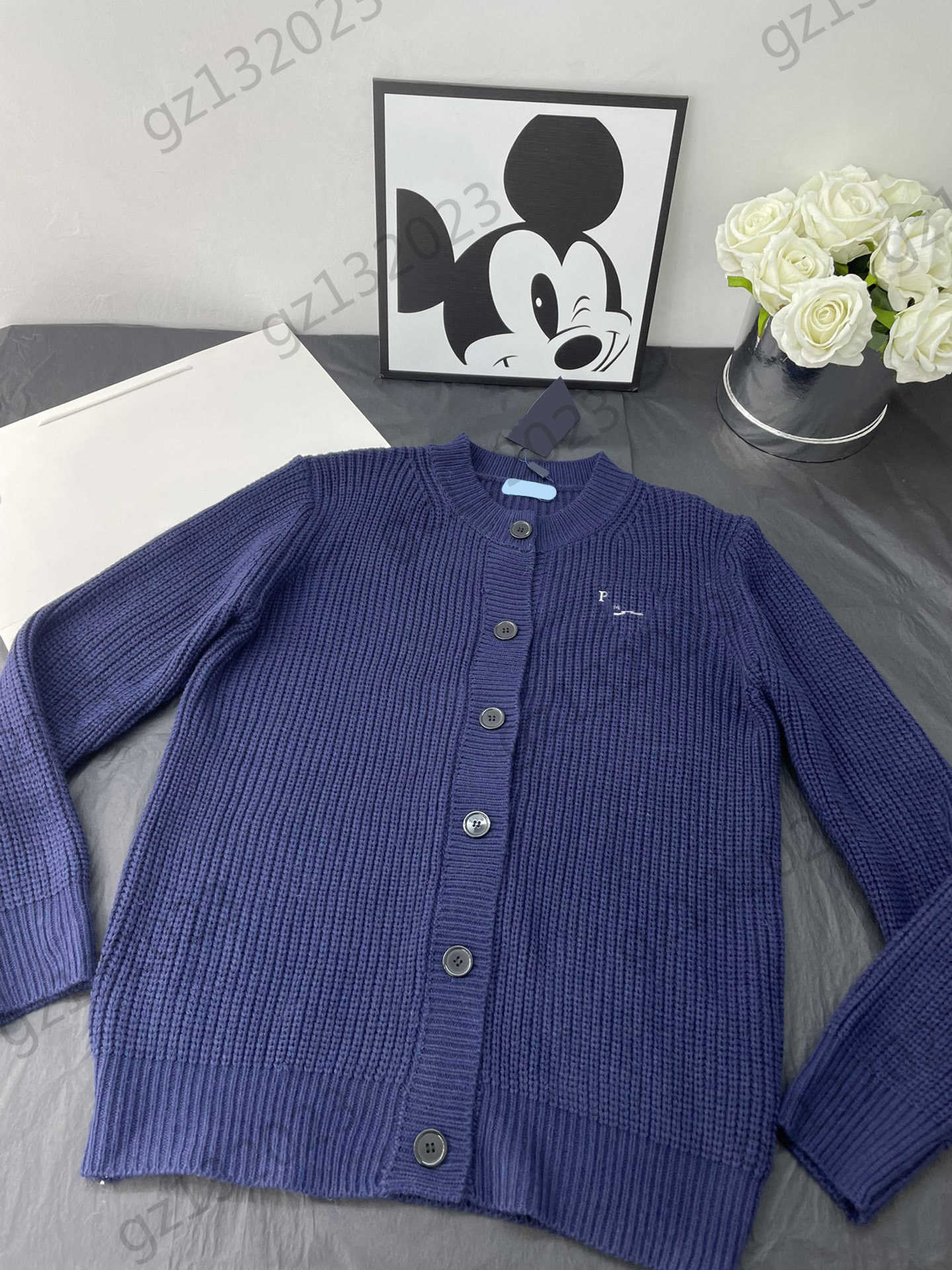 Womens Sweaters Front Logo Embroidery Crewneck Button Knit Cardigan Standard Wool Classic Joker Knitwear Simple Style Women Clothing
Womens Sweaters Front Logo Embroidery Crewneck Button Knit Cardigan Standard Wool Classic Joker Knitwear Simple Style Women Clothing