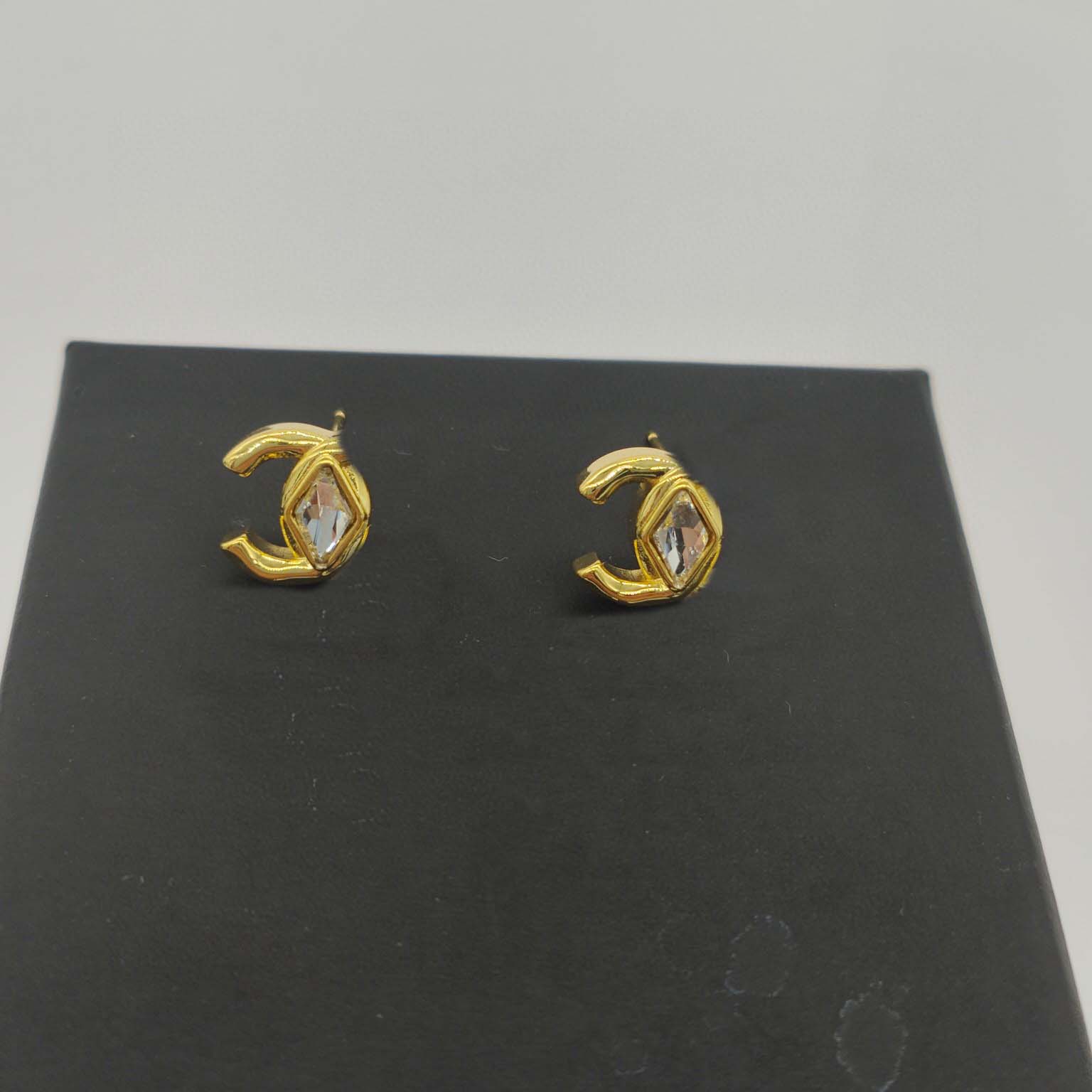 2023 Luxury quality charm stud earring with crystal beads in 18k gold plated small size have box stamp PS7477A
2023 Luxury quality charm stud earring with crystal beads in 18k gold plated small size have box stamp PS7477A