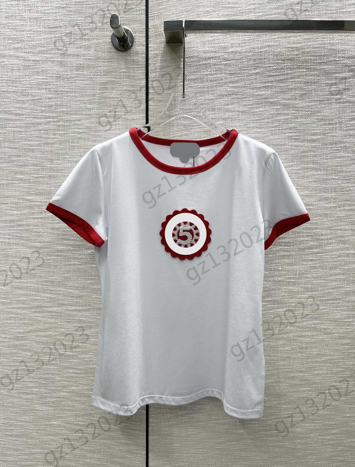 Womens Clothes T-shirts Designer Top Digital Letter Logo Decoration Round Neck T-shirt Pure Cotton Fabric Comfort Joker Shirt Women Apparel
Womens Clothes T-shirts Designer Top Digital Letter Logo Decoration Round Neck T-shirt Pure Cotton Fabric Comfort Joker Shirt Women Apparel