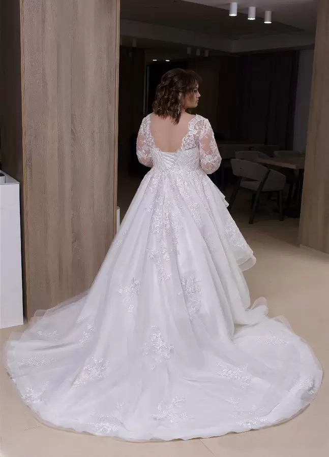 Plus Size Bohemian Wedding Dresses V Neck Appliqued Long Sleeves Lace Bridal Gowns Cascading Ruffles Tiers Open Back Abiti Da Sposa