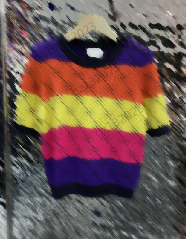 Womens Sweaters Double G Letter Print Rainbow Color Matching Short Sleeve Knitted Sweater Metal Shoulder Buckle Design Short Knitwear Women Clothing 1970
Womens Sweaters Double G Letter Print Rainbow Color Matching Short Sleeve Knitted Sweater Metal Shoulder Buckle Design Short Knitwear Women Clothing 1970