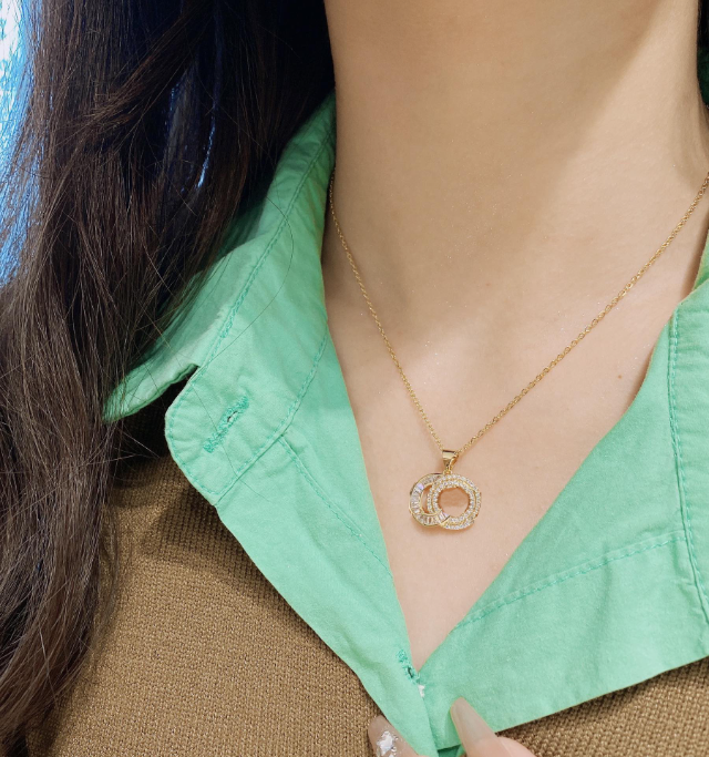 Hot Style Jewelry Pendant Necklaces Exquisite Luxury Diamond Necklaces Designed For Girls Long Chain Designer Brand Accessories Classic Premium Gift
Hot Style Jewelry Pendant Necklaces Exquisite Luxury Diamond Necklaces Designed For Girls Long Chain Designer Brand Accessories Classic Premium Gift