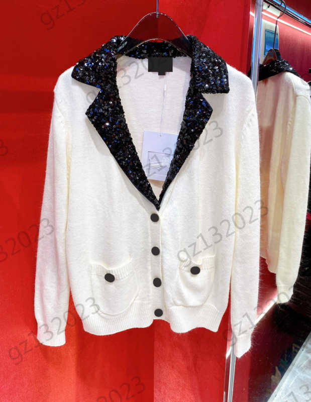 Cardigans Womens Sweaters Lapel Sequin Embroidery Deep V Button Knit Cardigan Long Sleeve Pocket Loose Warm Knitwear Designer Brand Women Apparel 1970
Cardigans Womens Sweaters Lapel Sequin Embroidery Deep V Button Knit Cardigan Long Sleeve Pocket Loose Warm Knitwear Designer Brand Women Apparel 1970