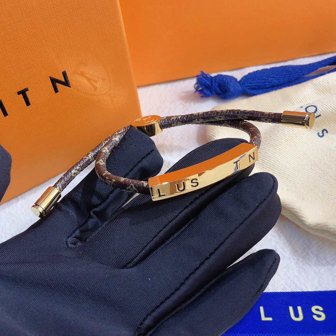 Luxury 18k Gold Bangle Famous Designer Bracelet Fashion Jewelry Girl Stainless Steel Flower Leather Bracelet Popular Classic Brand With Gifts Box
Luxury 18k Gold Bangle Famous Designer Bracelet Fashion Jewelry Girl Stainless Steel Flower Leather Bracelet Popular Classic Brand With Gifts Box