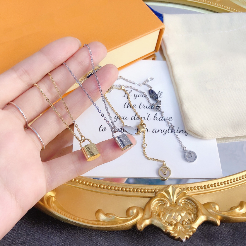 Popular Luxury Brand Necklaces Fashion Style Design Necklaces Exquisite Designer Jewelry Accessories New Charm Women Family Gift Christmas Black Friday
Popular Luxury Brand Necklaces Fashion Style Design Necklaces Exquisite Designer Jewelry Accessories New Charm Women Family Gift Christmas Black Friday