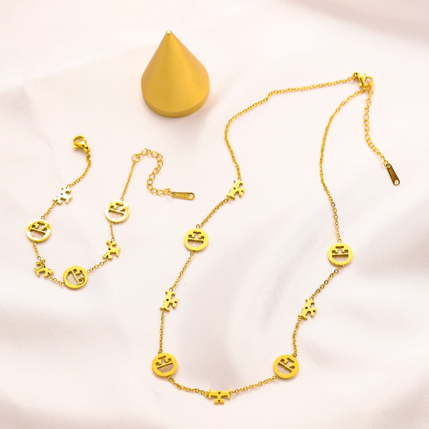 Luxury Womens Necklaces Designer Necklaces 18k Gold Plated Long Chains Fashion Jewelry Stainless Steel Necklace Couple Family Accessories Wedding Party
Luxury Womens Necklaces Designer Necklaces 18k Gold Plated Long Chains Fashion Jewelry Stainless Steel Necklace Couple Family Accessories Wedding Party