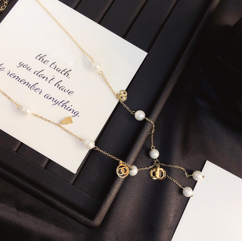 Fashion Couple Style Necklaces Popular Luxury Design Pendant Necklaces Classic Jewelry Brand 18k Gold Plated Exquisite Campus Couple Gifts Family Birthday
Fashion Couple Style Necklaces Popular Luxury Design Pendant Necklaces Classic Jewelry Brand 18k Gold Plated Exquisite Campus Couple Gifts Family Birthday