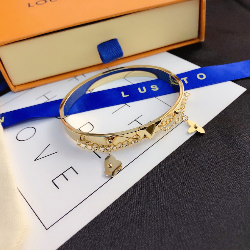Womens Bracelet Luxury Brand 18k Gold Bangle Letter Clover Bracelet Delicate Design Gift Packaging Couple Family Accessories Fashion
Womens Bracelet Luxury Brand 18k Gold Bangle Letter Clover Bracelet Delicate Design Gift Packaging Couple Family Accessories Fashion
