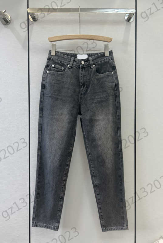 Womens Designer Jeans Gold Logo Printed Denim Pants Custom Buttons Solid Color Loose Trousers Fashion Brand Women Clothing 1970
Womens Designer Jeans Gold Logo Printed Denim Pants Custom Buttons Solid Color Loose Trousers Fashion Brand Women Clothing 1970