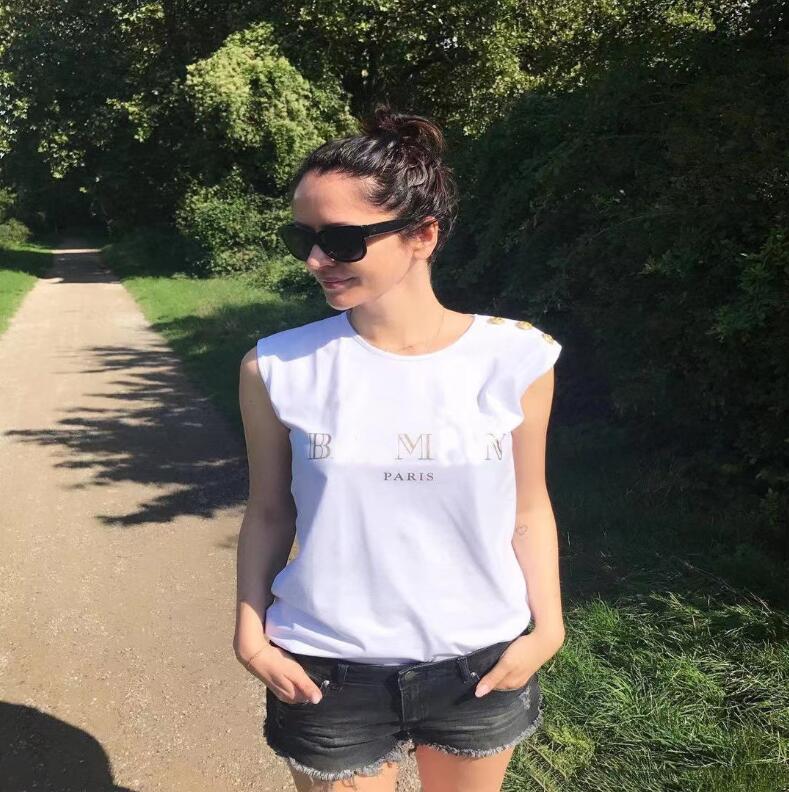 2023 Summer designer fashion women's T-shirt high-end street Harajuku luxury pure cotton button short sleeve casual sports top
2023 Summer designer fashion women's T-shirt high-end street Harajuku luxury pure cotton button short sleeve casual sports top