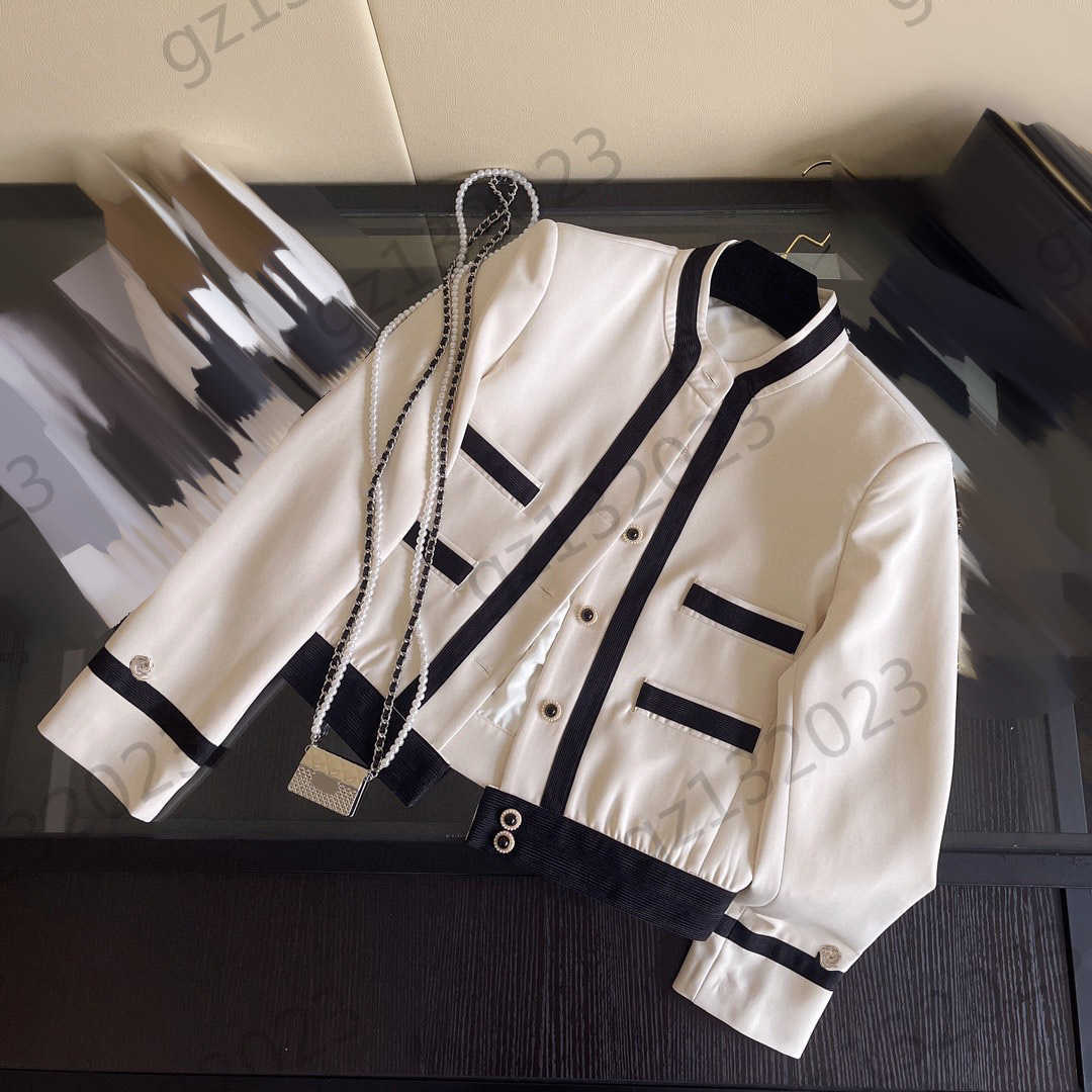 Womens Designer Jacket Contrasting Colors Striped Round Neck Short Jackets Pearl Button Pad Shoulder Long Sleeve Slim Coats Luxury Brand Women Clothing
Womens Designer Jacket Contrasting Colors Striped Round Neck Short Jackets Pearl Button Pad Shoulder Long Sleeve Slim Coats Luxury Brand Women Clothing