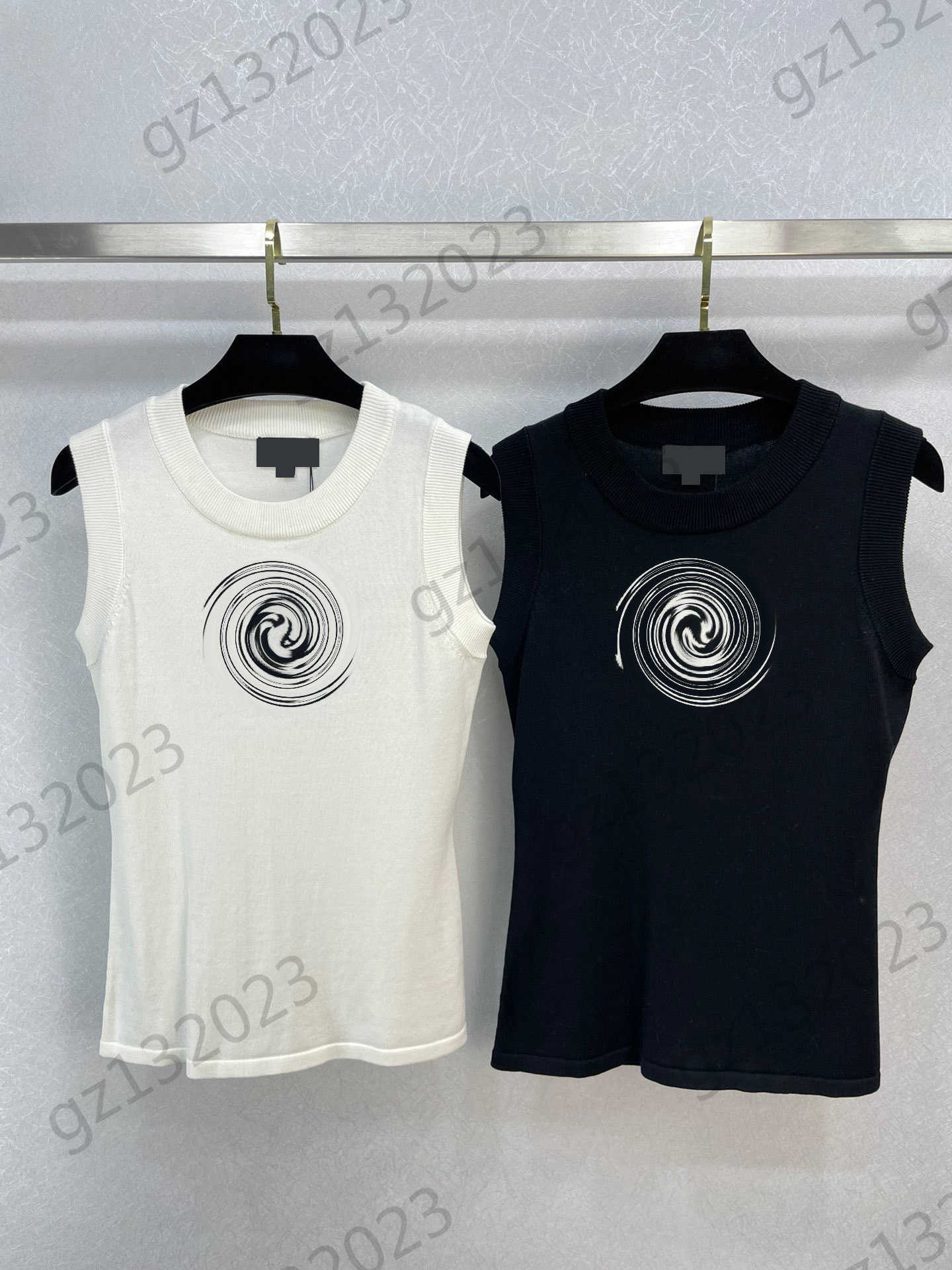Womens Sweaters Chest Logo Print Sleeveless Pullover Knitted Vest Thread Round Neck Thin Slim Knitwear Fashion Designer Women Apparel 2 Colors
Womens Sweaters Chest Logo Print Sleeveless Pullover Knitted Vest Thread Round Neck Thin Slim Knitwear Fashion Designer Women Apparel 2 Colors