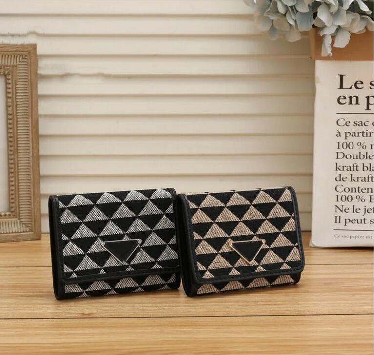 CC short wallet card holder mini purse woman men wallets luxury square holders Checkered pattern Triangle Genuine Leather fashion handbag clutch bags purse
CC short wallet card holder mini purse woman men wallets luxury square holders Checkered pattern Triangle Genuine Leather fashion handbag clutch bags purse