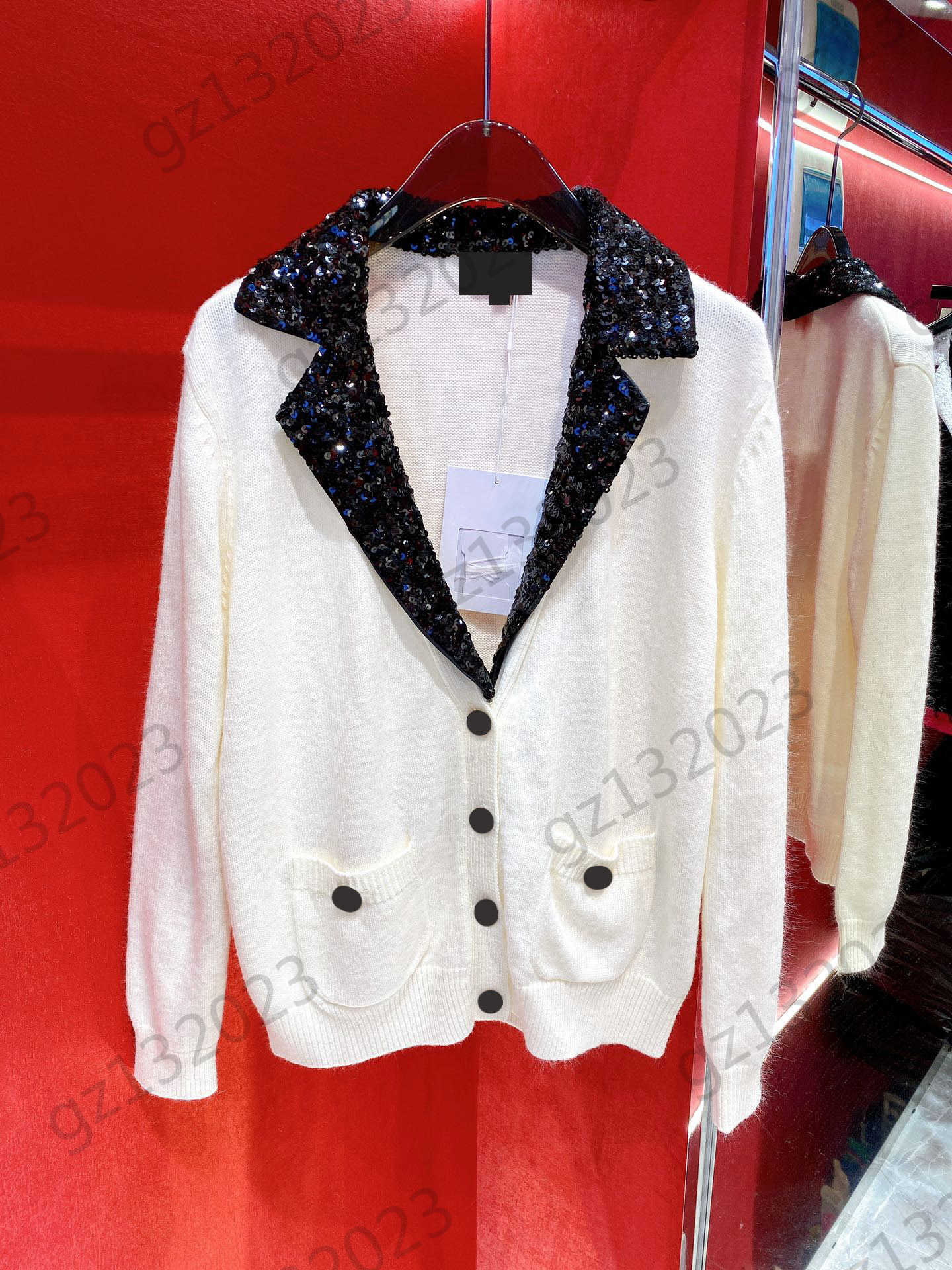 Cardigans Womens Sweaters Lapel Sequin Embroidery Deep V Button Knit Cardigan Long Sleeve Pocket Loose Warm Knitwear Designer Brand Women Apparel
Cardigans Womens Sweaters Lapel Sequin Embroidery Deep V Button Knit Cardigan Long Sleeve Pocket Loose Warm Knitwear Designer Brand Women Apparel