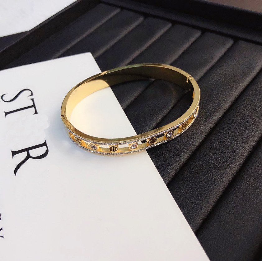 Hot Design Style Gold Bangle Luxury Brand Bracelet Classic Premium Style Accessories Designer Jewelry Party Shopping Styles Couple Gift
Hot Design Style Gold Bangle Luxury Brand Bracelet Classic Premium Style Accessories Designer Jewelry Party Shopping Styles Couple Gift