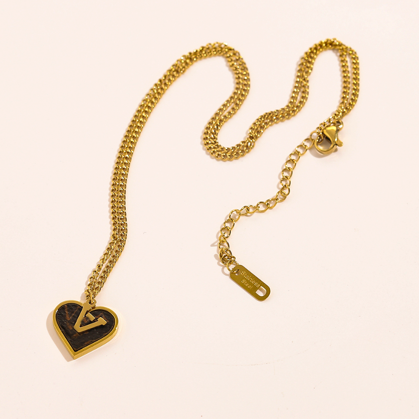 Womens Design Necklace Faux Leather 18K Gold Plated Stainless Steel Necklace Choker Chains Letters Pendant Europe America Fashion Wedding Jewelry
Womens Design Necklace Faux Leather 18K Gold Plated Stainless Steel Necklace Choker Chains Letters Pendant Europe America Fashion Wedding Jewelry