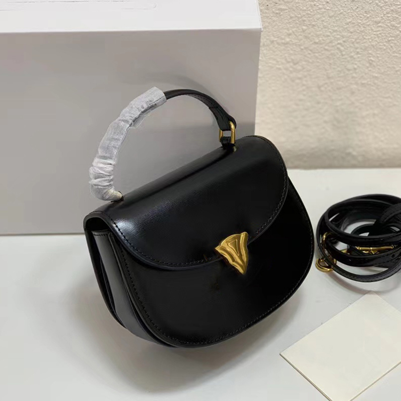 2023 mini Handle Saddle Bag Arc de Triomphe Metal Buckle Handbag Women Crossbody Bag Cowhide Handbags Shoulder Strap Tote bags Purse, Red
2023 mini Handle Saddle Bag Arc de Triomphe Metal Buckle Handbag Women Crossbody Bag Cowhide Handbags Shoulder Strap Tote bags Purse, Red