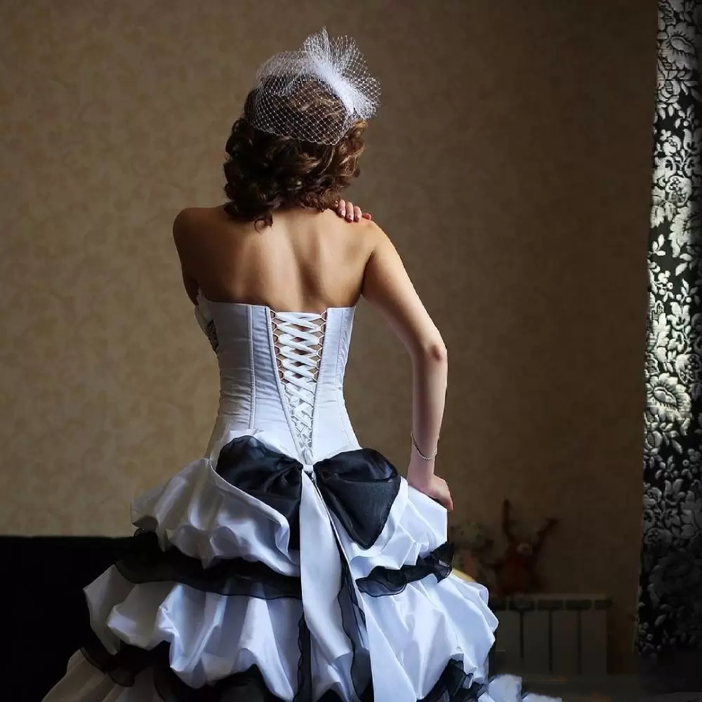 Gothic Black And White Ball Gown Wedding Dresses Floor Length Tiered Strapless Sleeveless Corset Bridal Gowns Ruffles Vintage Victorian Reception Dres
