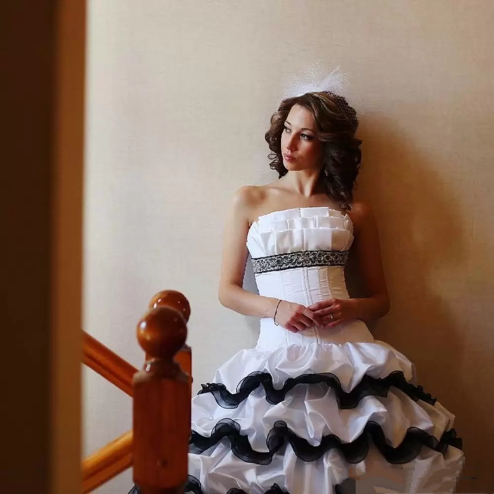 Gothic Black And White Ball Gown Wedding Dresses Floor Length Tiered Strapless Sleeveless Corset Bridal Gowns Ruffles Vintage Victorian Reception Dres