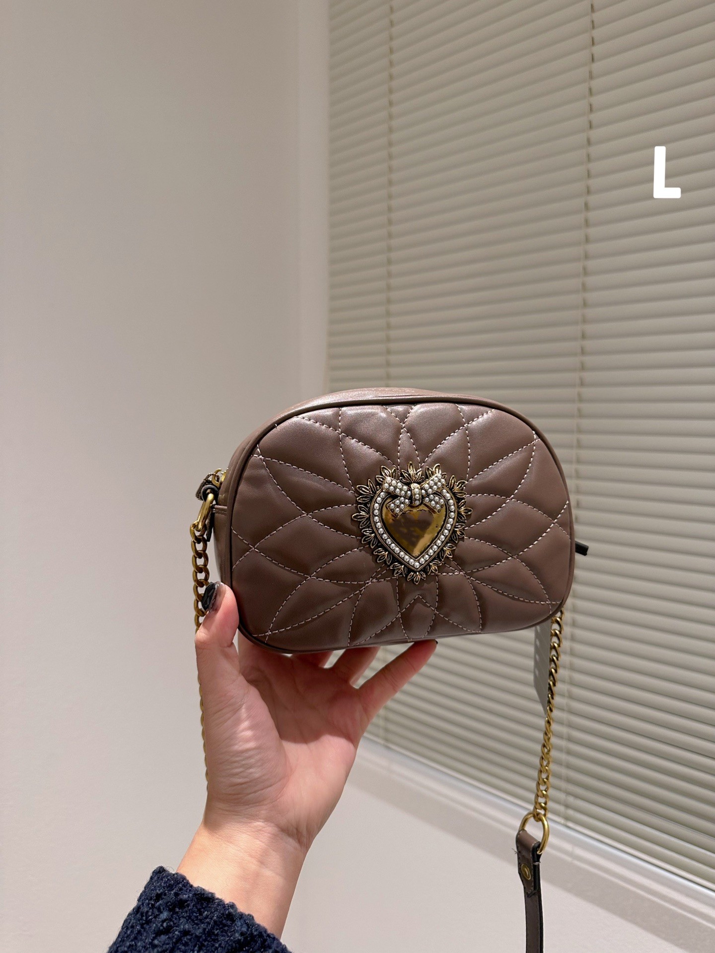 2022 Classic retro small handbag is the first choice for fashion trendsetters, White
2022 Classic retro small handbag is the first choice for fashion trendsetters, White