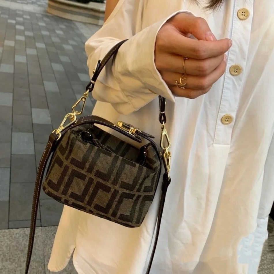 Designer Fend Ff Bag Tote Shoulder Handbag Fashion Luxurious Messenger Bag Womans Old Flower Pillow Portable Retro Student Fd Canvas Bag, Coffee
Designer Fend Ff Bag Tote Shoulder Handbag Fashion Luxurious Messenger Bag Womans Old Flower Pillow Portable Retro Student Fd Canvas Bag, Coffee