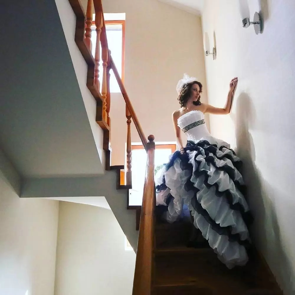 Gothic Black And White Ball Gown Wedding Dresses Floor Length Tiered Strapless Sleeveless Corset Bridal Gowns Ruffles Vintage Victorian Reception Dres