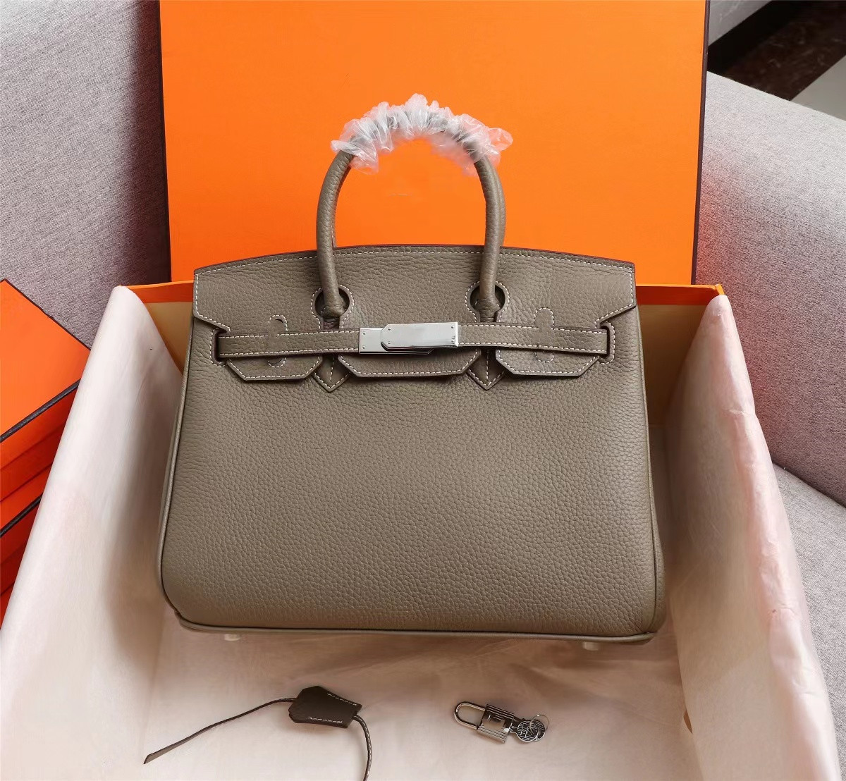 designer bag trapstar bag birkin tote bag Litchi pattern steel hardware bag luxury cosmetic bag coin purse handbag 8a quality classic soft cowhide
designer bag trapstar bag birkin tote bag Litchi pattern steel hardware bag luxury cosmetic bag coin purse handbag 8a quality classic soft cowhide