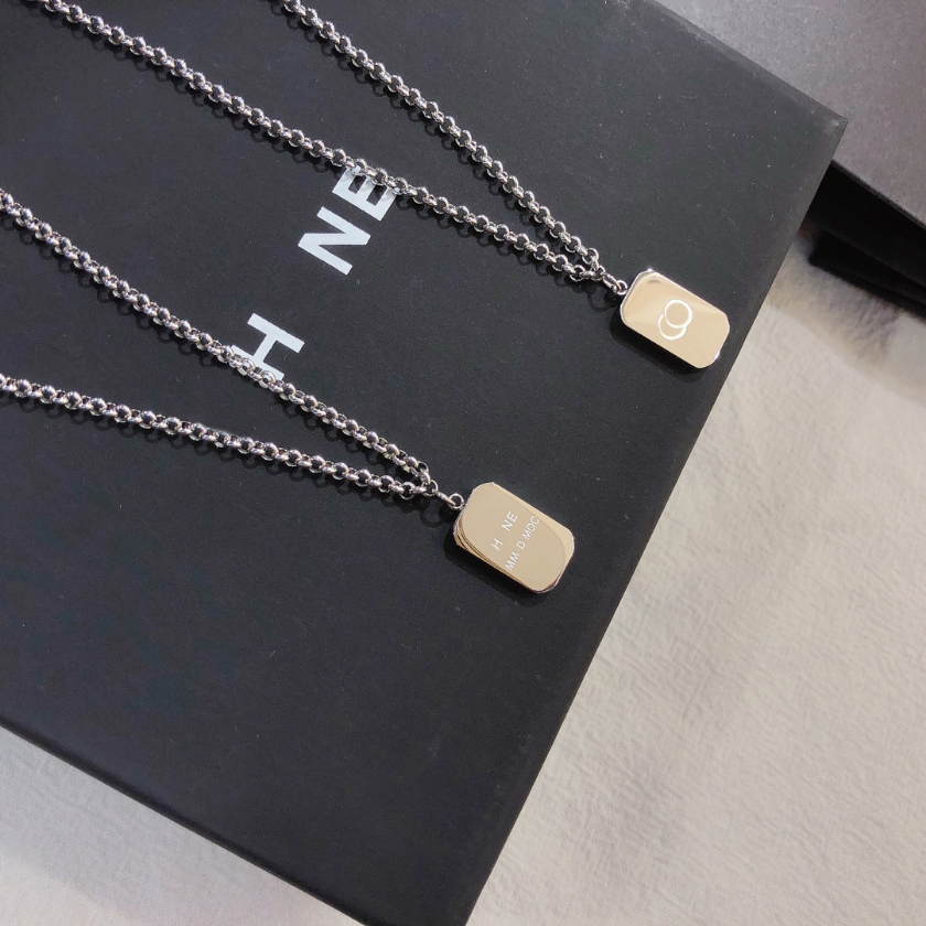 High Sense Exquisite Small Square Necklaces Fashion Luxury Brand Pendant Necklace Design For Women Jewelry Long Chain Selected Lovers Accessories Gifts Family
High Sense Exquisite Small Square Necklaces Fashion Luxury Brand Pendant Necklace Design For Women Jewelry Long Chain Selected Lovers Accessories Gifts Family