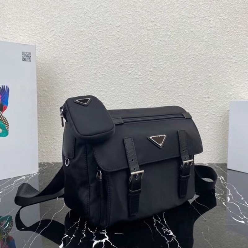Big Bag Borsa a tracolla in Re Nylon Designer Postman Bag Flap Smalto Metallo Triangolo Logo con Tasca e Grande Scomparto Uomo e Donna Vacanze Viaggi, Customized
Big Bag Borsa a tracolla in Re Nylon Designer Postman Bag Flap Smalto Metallo Triangolo Logo con Tasca e Grande Scomparto Uomo e Donna Vacanze Viaggi, Customized