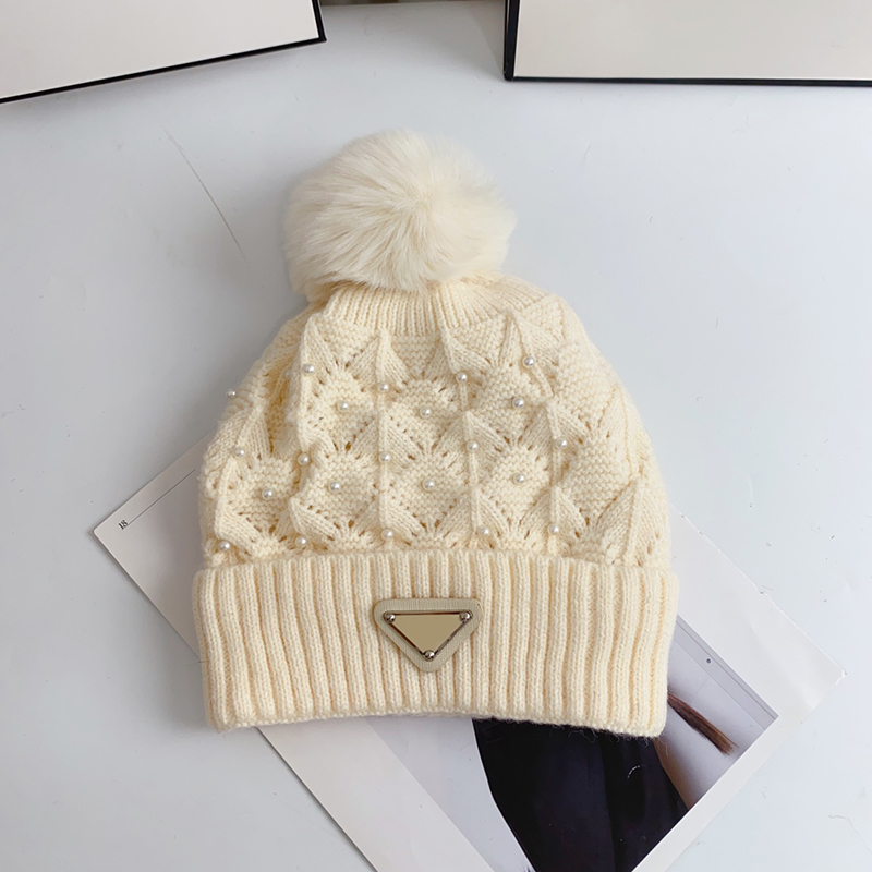 Womens Knitting Wool Caps Designer Hats Fashion Cap Women Pearl Thickened Plush Ball Knitted Hats Mens Winter Warm Hat Letter P 2212261QS, P1
Womens Knitting Wool Caps Designer Hats Fashion Cap Women Pearl Thickened Plush Ball Knitted Hats Mens Winter Warm Hat Letter P 2212261QS, P1