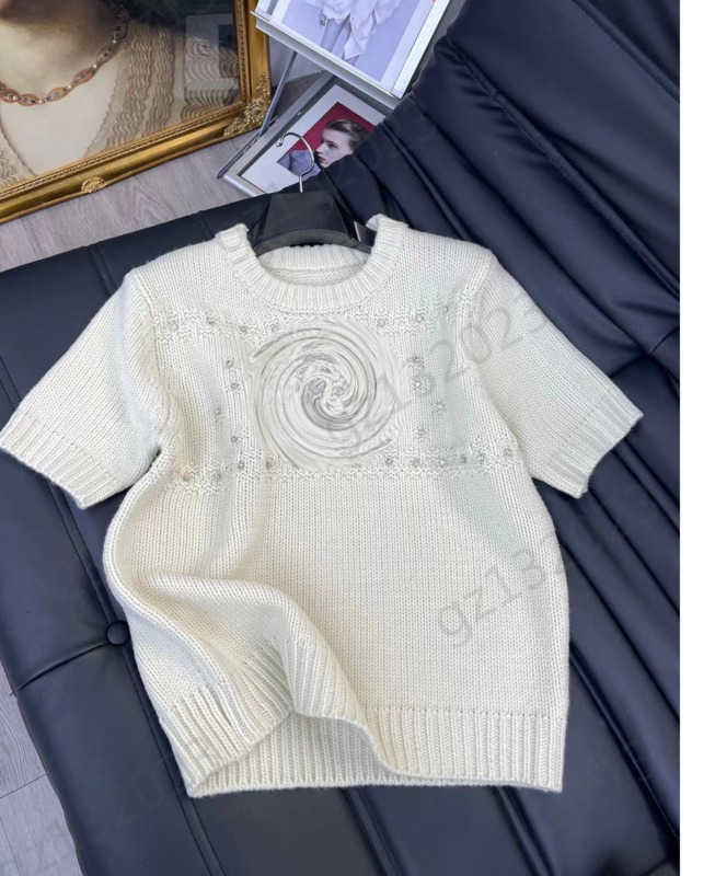 Womens Sweaters Classic Logo Embroidery Thread Round Neck Pullover Knitted Sweater Short-sleeved Casual Joker Wool Knitwear Luxury Brand Women Apparel 1970
Womens Sweaters Classic Logo Embroidery Thread Round Neck Pullover Knitted Sweater Short-sleeved Casual Joker Wool Knitwear Luxury Brand Women Apparel 1970