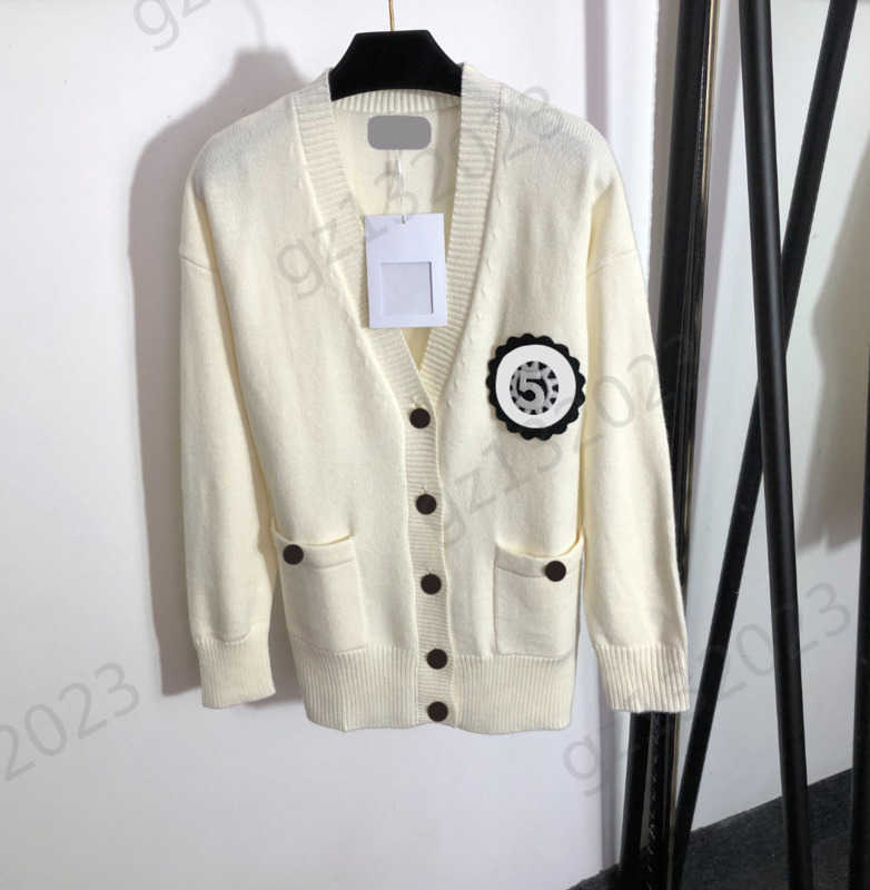 Cardigan Womens Sweaters Sunflower Nail Beading Embroidery V-neck Knit Cardigans Off Shoulder Long Sleeve Buttons Knitwear Brand Women Apparel 3 Colors 1970
Cardigan Womens Sweaters Sunflower Nail Beading Embroidery V-neck Knit Cardigans Off Shoulder Long Sleeve Buttons Knitwear Brand Women Apparel 3 Colors 1970